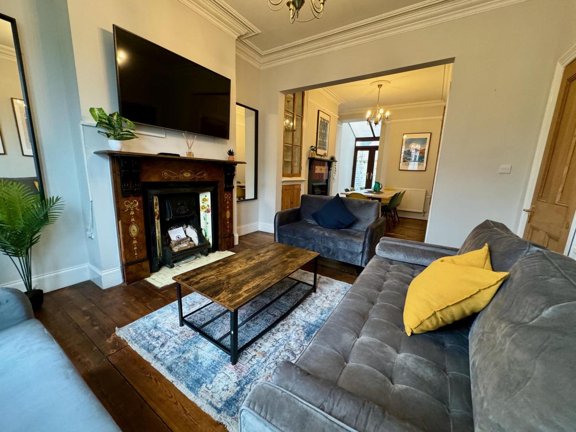 Large Citycentre Townhouse & Hot Tub, Pool Table And Offroad Parking Cardiff Exteriér fotografie