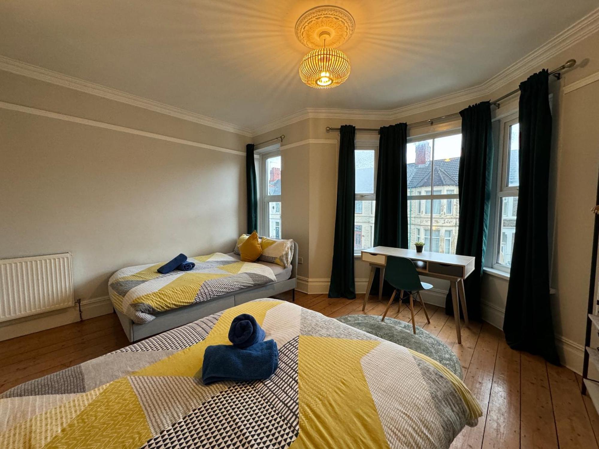 Large Citycentre Townhouse & Hot Tub, Pool Table And Offroad Parking Cardiff Exteriér fotografie