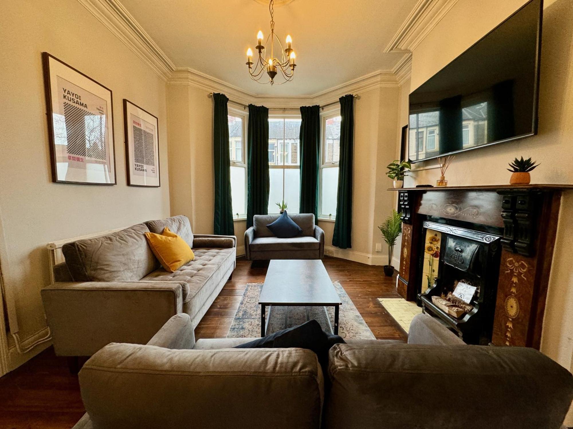 Large Citycentre Townhouse & Hot Tub, Pool Table And Offroad Parking Cardiff Exteriér fotografie