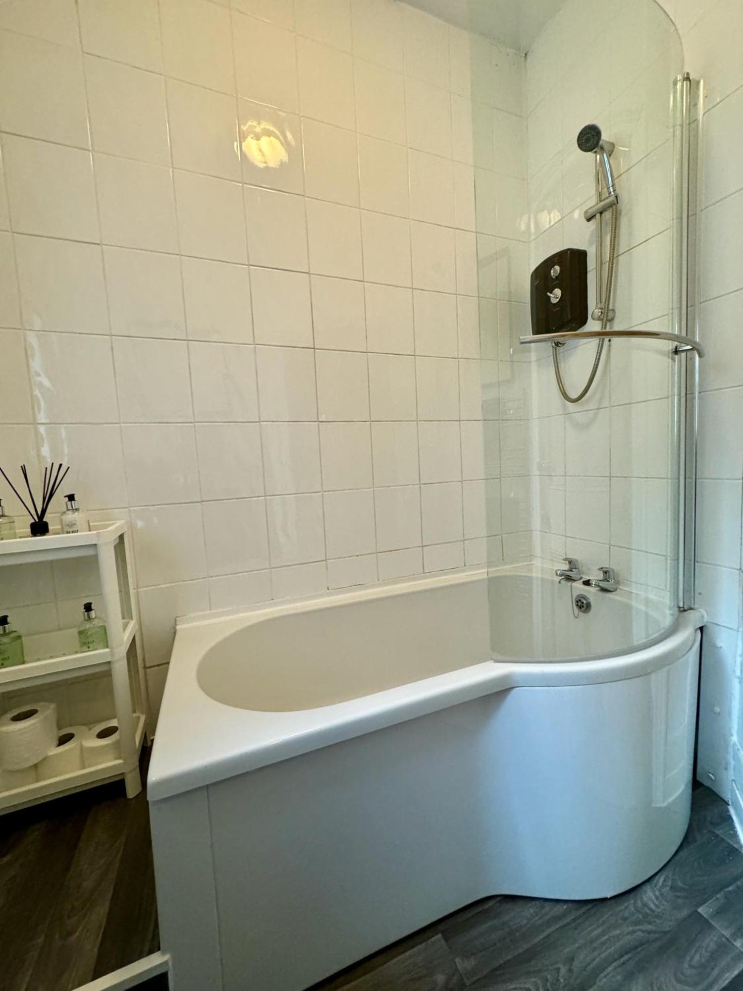 Large Citycentre Townhouse & Hot Tub, Pool Table And Offroad Parking Cardiff Exteriér fotografie