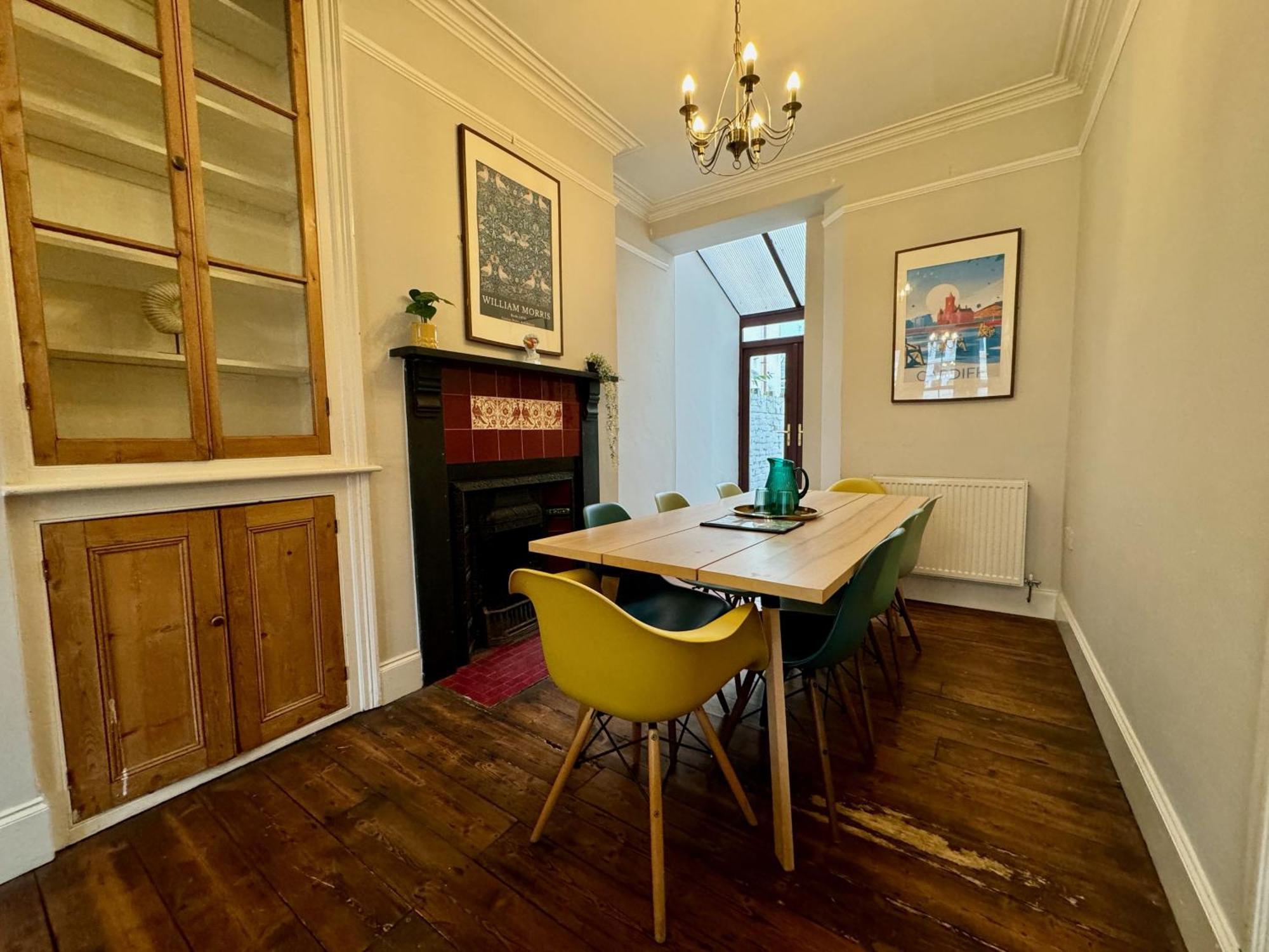 Large Citycentre Townhouse & Hot Tub, Pool Table And Offroad Parking Cardiff Exteriér fotografie