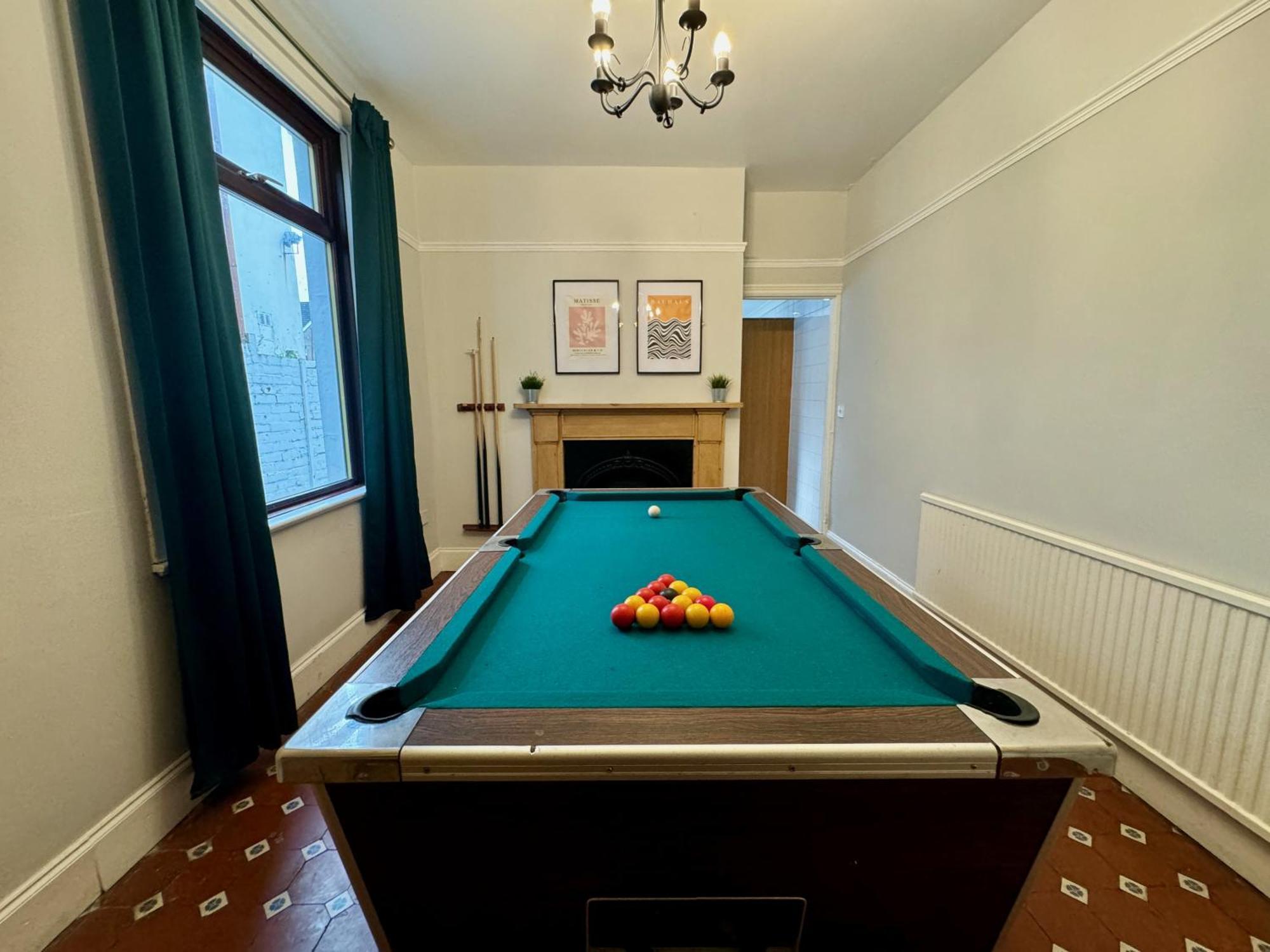 Large Citycentre Townhouse & Hot Tub, Pool Table And Offroad Parking Cardiff Exteriér fotografie