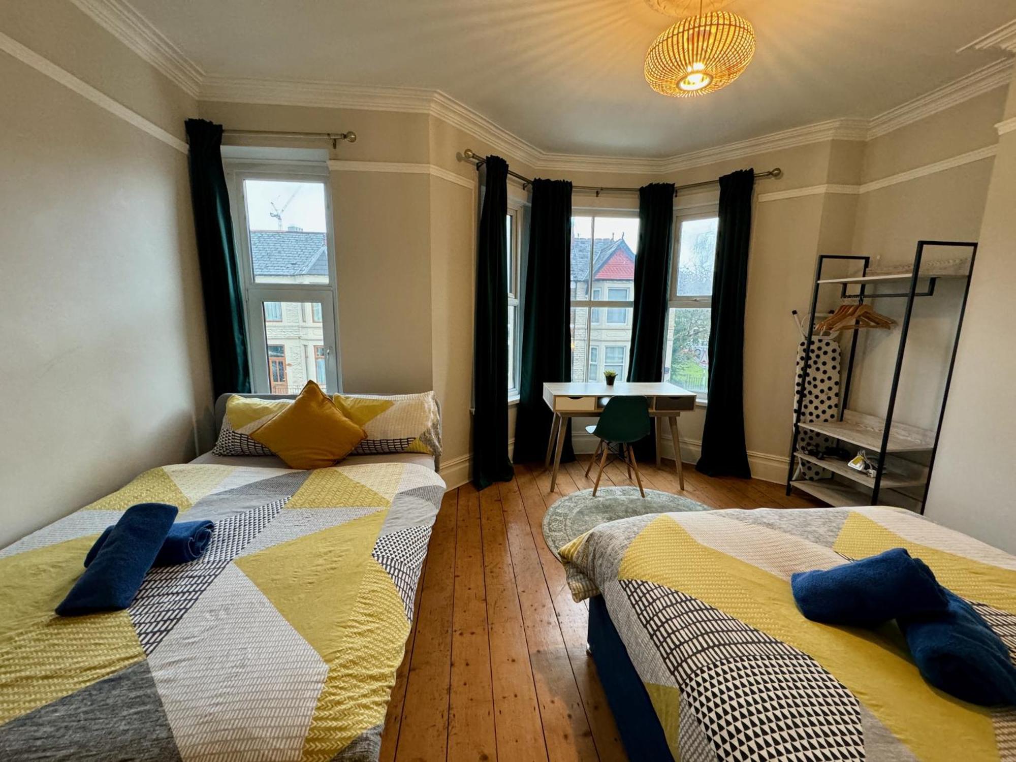 Large Citycentre Townhouse & Hot Tub, Pool Table And Offroad Parking Cardiff Exteriér fotografie