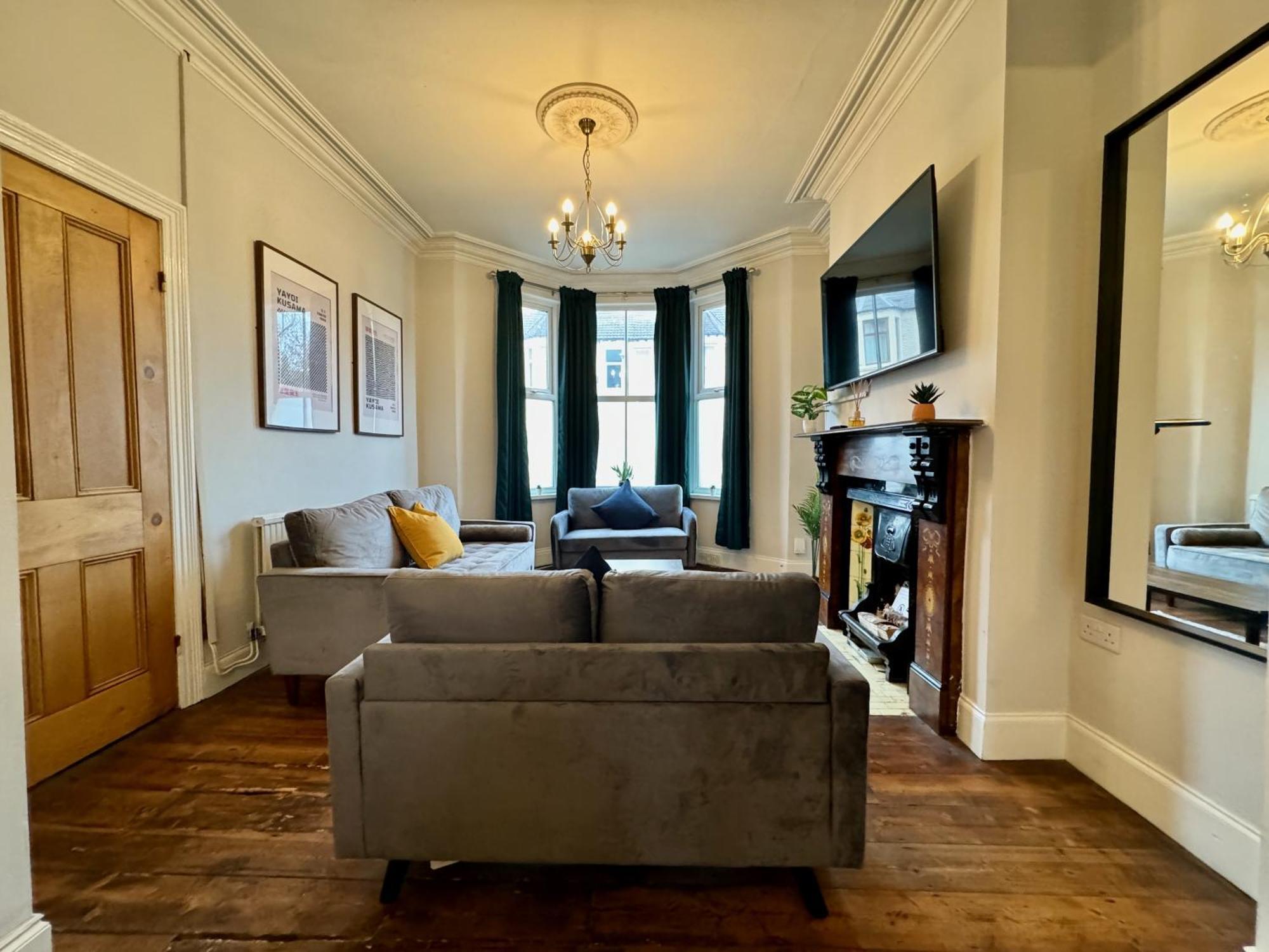 Large Citycentre Townhouse & Hot Tub, Pool Table And Offroad Parking Cardiff Exteriér fotografie